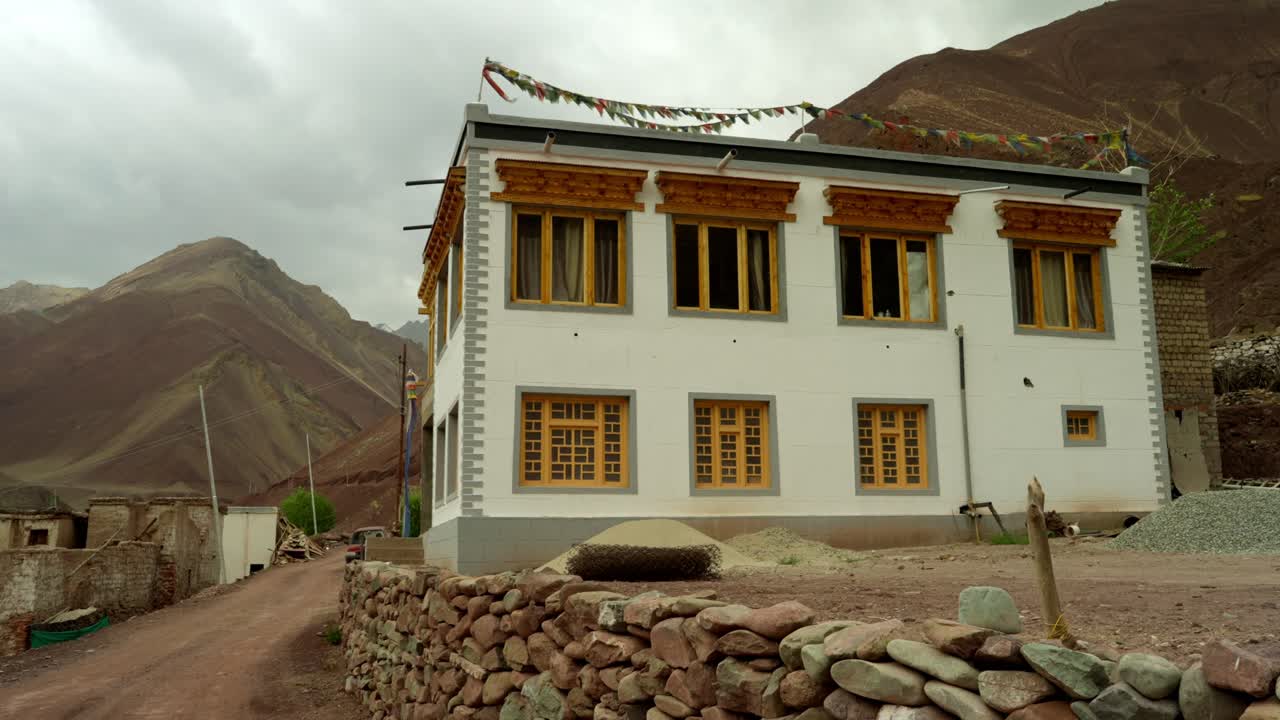 una estancia tradicional en el himalaya utilizada por excursionistas en caminatas de gran altitud en medio de las serenas montañas del valle de markha de ladakh. alojamiento remoto aislado para turistas y viajeros de aventura.