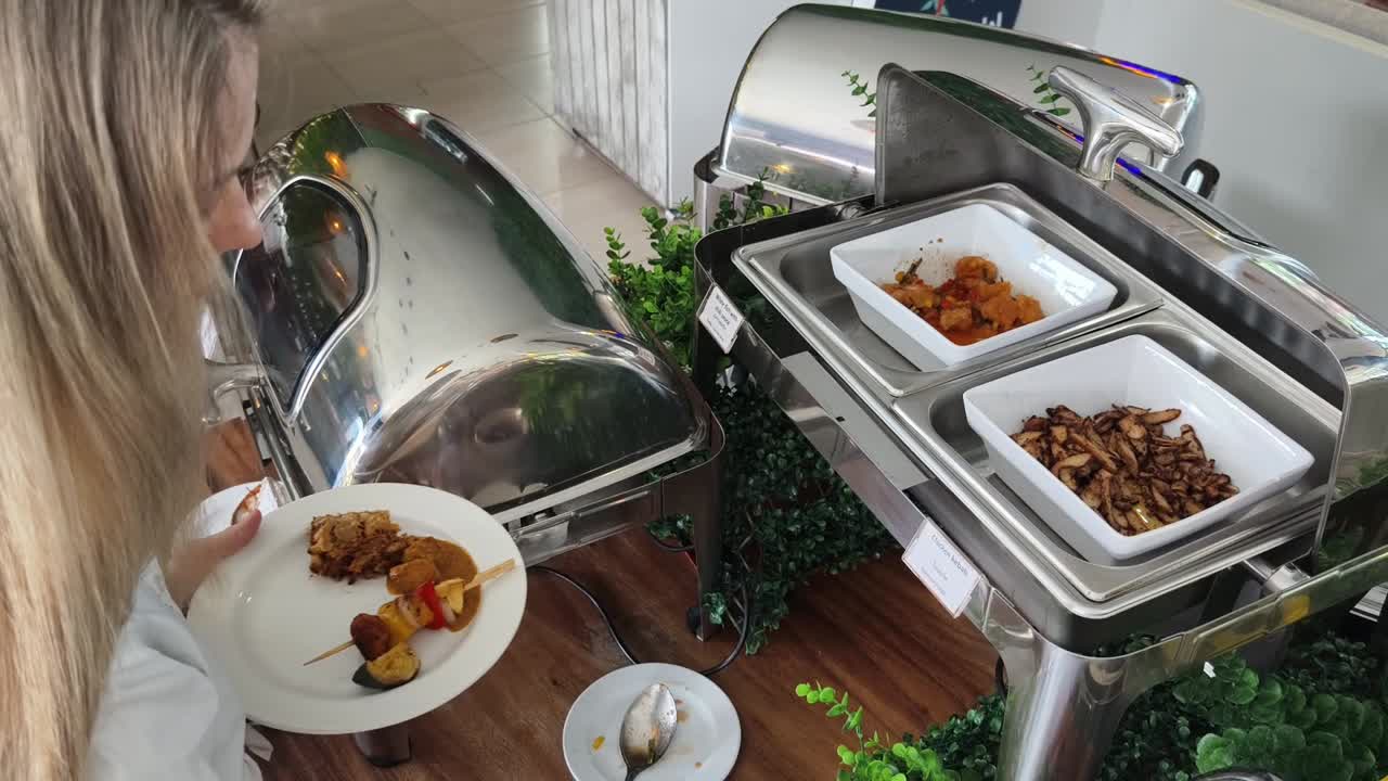 mujer que se sirve a sí misma en un buffet