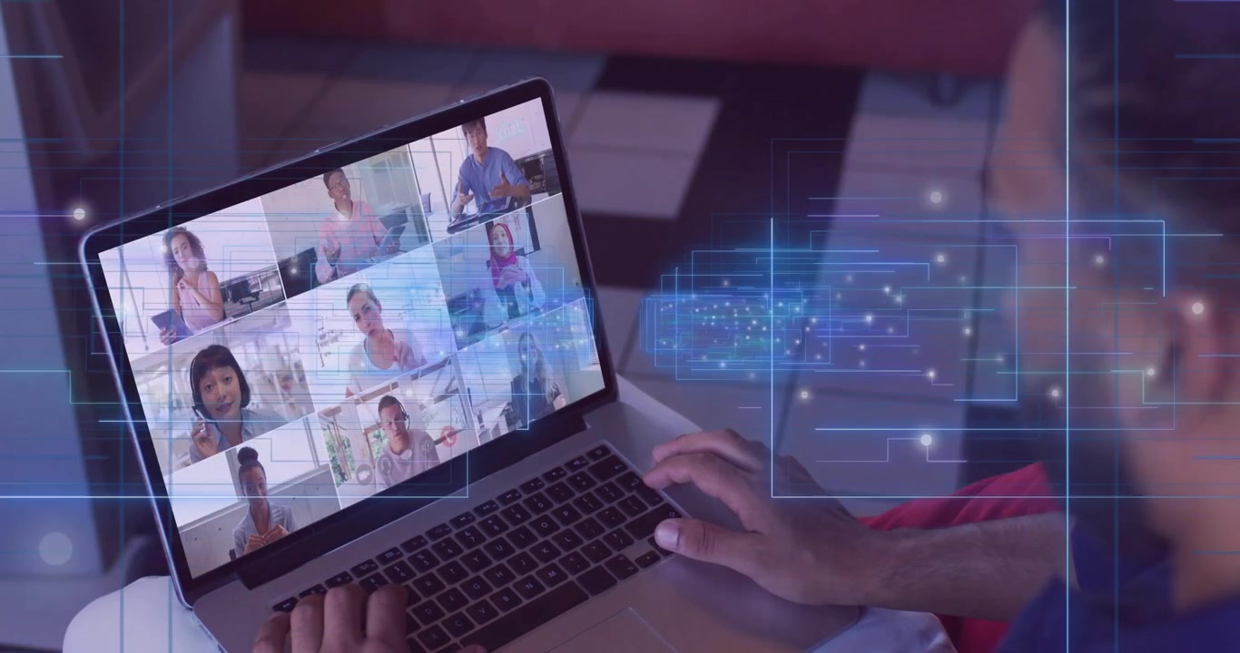 Pria Berpartisipasi dalam Panggilan Konferensi Video di Laptop