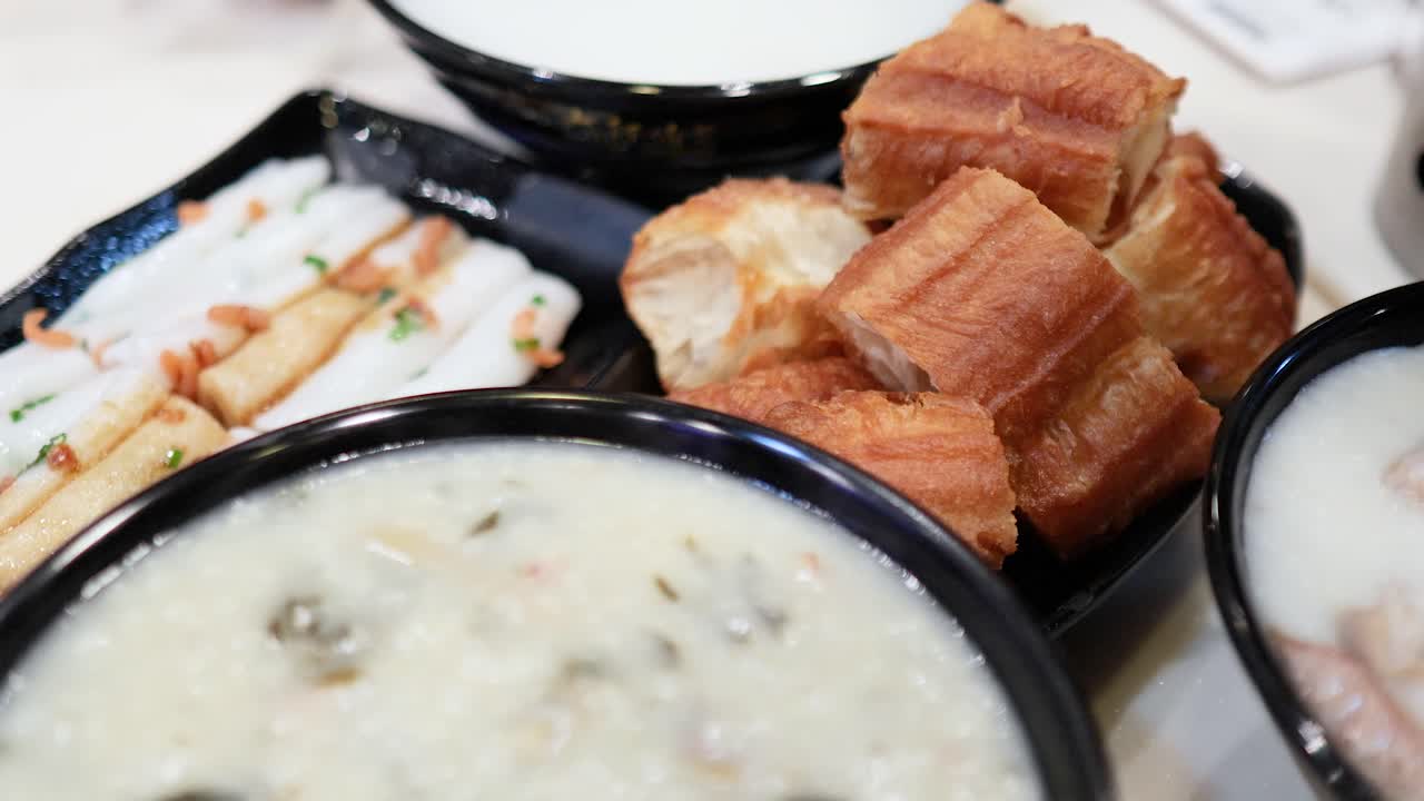 콩지와 긴 반죽 막대기를 특징으로하는 전통 식사