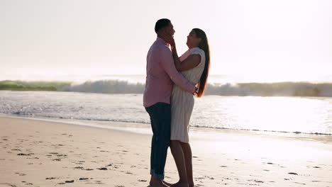 Strand,-Kuss-Und-Paarumarmung-Bei-Sonnenuntergang-Am-Meer