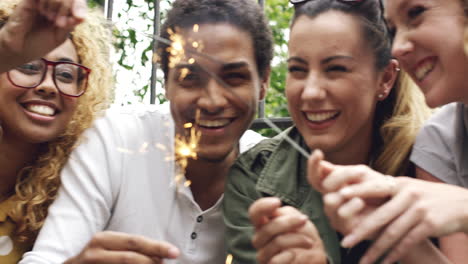 Amigos-Celebrando-El-4-De-Julio-Día-De-La-Independencia-Año-Nuevo-Bengalas-Cámara-Lenta