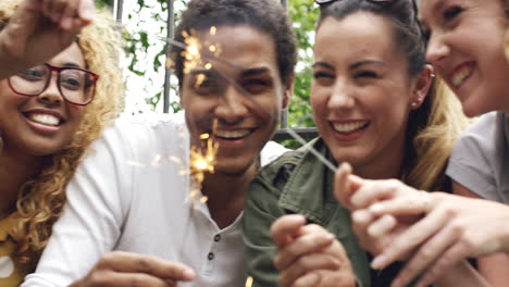 amigos celebrando el 4 de julio, día de la independencia, año nuevo, chispas, cámara lenta.