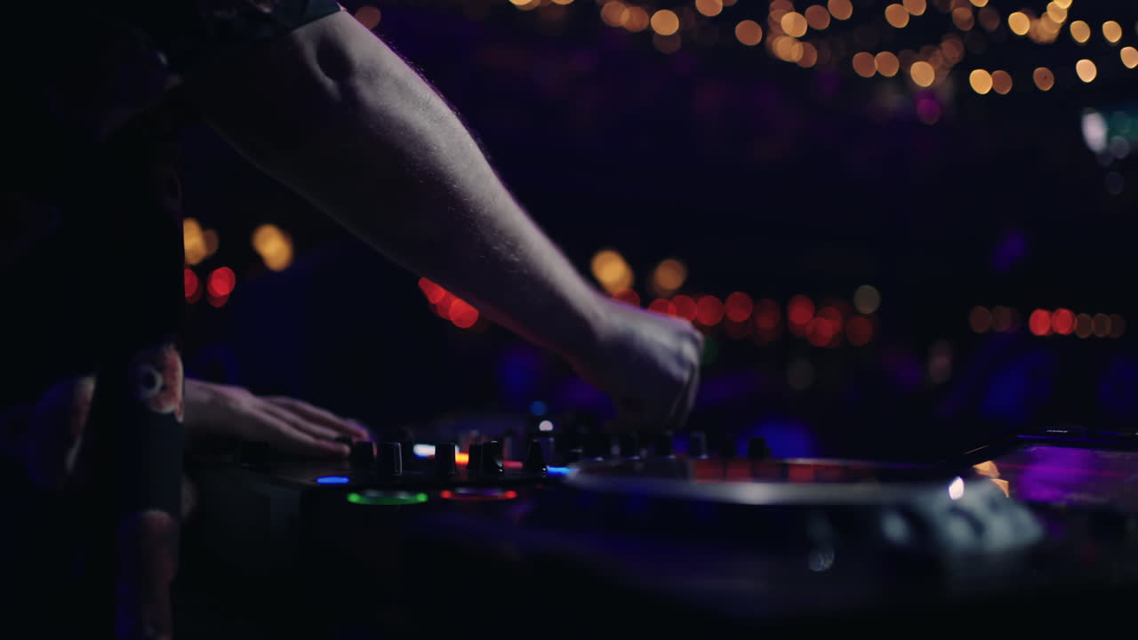 dj mezclando música en un club nocturno