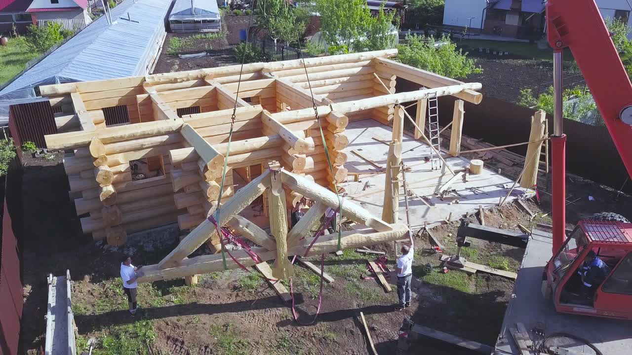 construcción de cabañas de madera con grúa