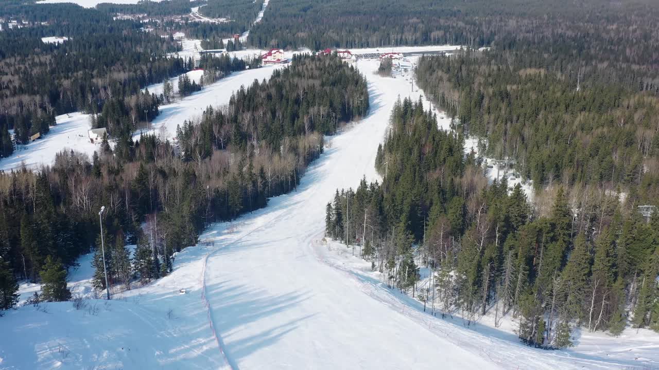 vista aérea de una estación de esquí nevada en invierno
