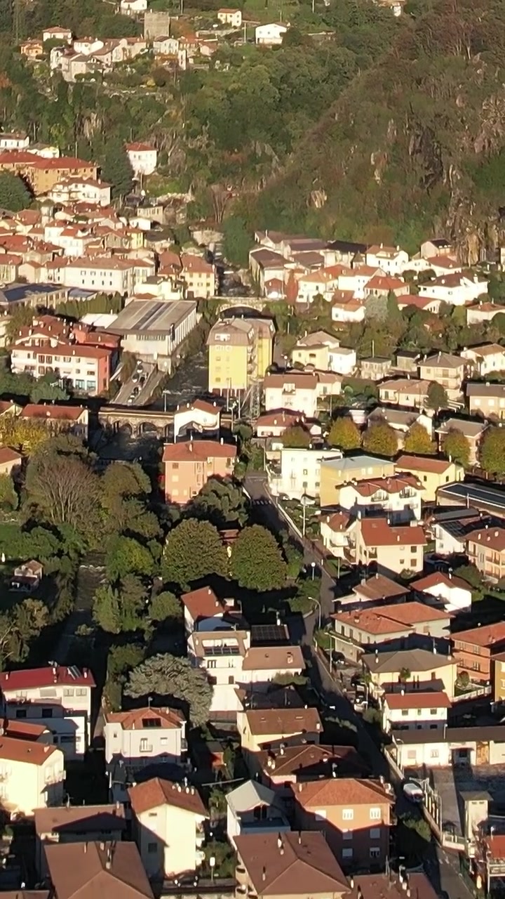Vista aérea impressionante de área residencial nos Alpes italianos