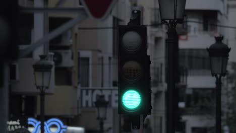 un primer plano de un semáforo en una calle de la ciudad