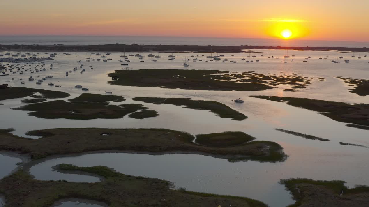 Tramonto su una baia costiera con barche