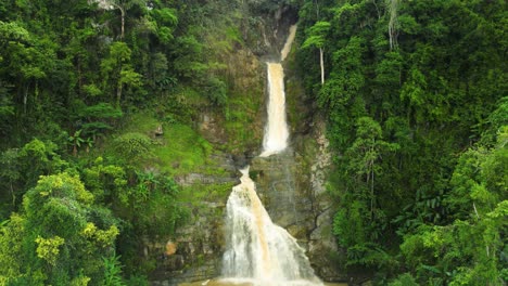 Hermosa-Cascada-En-El-Bosque-Verde,-Tropical-En-La-Jungla-De-Montaña,-Cascada-En-El-Bosque-Tropical,-Cascada-En-La-Jungla-Tropical,-Gran-Cascada-En-Vista-Aérea-De-4k