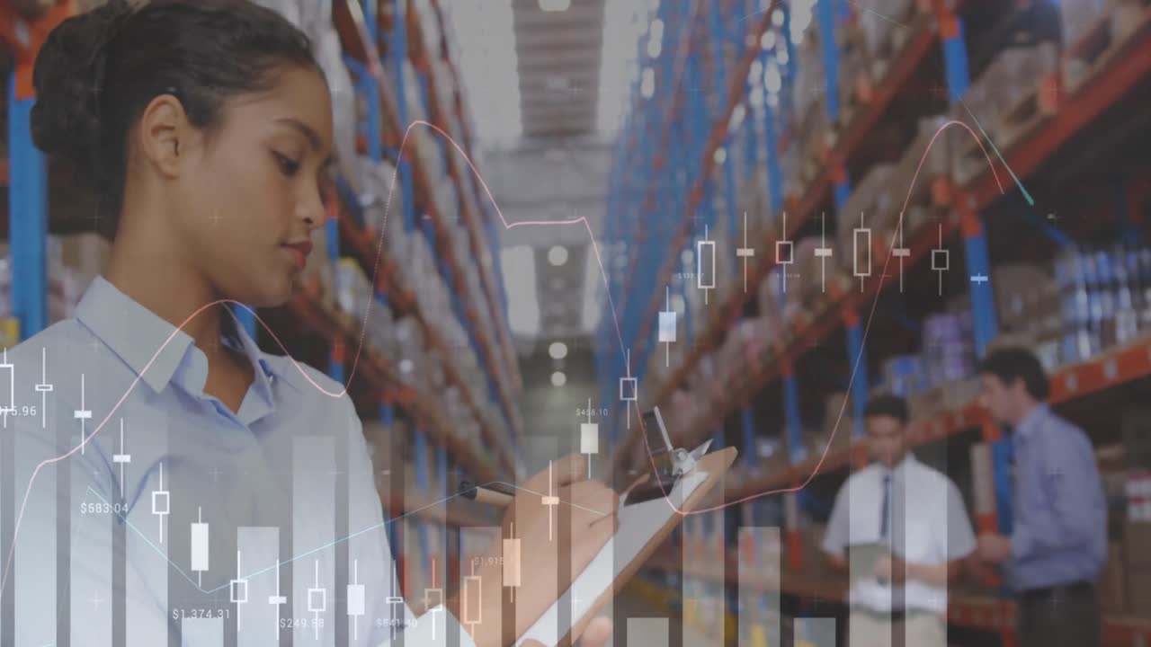 animación del procesamiento de datos sobre la escritura de la mujer en el clipboard en el almacén