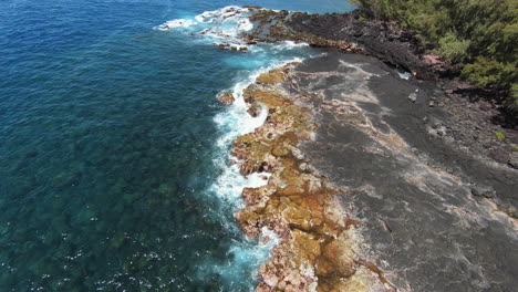 océano azul rompiendo en la costa de basalto