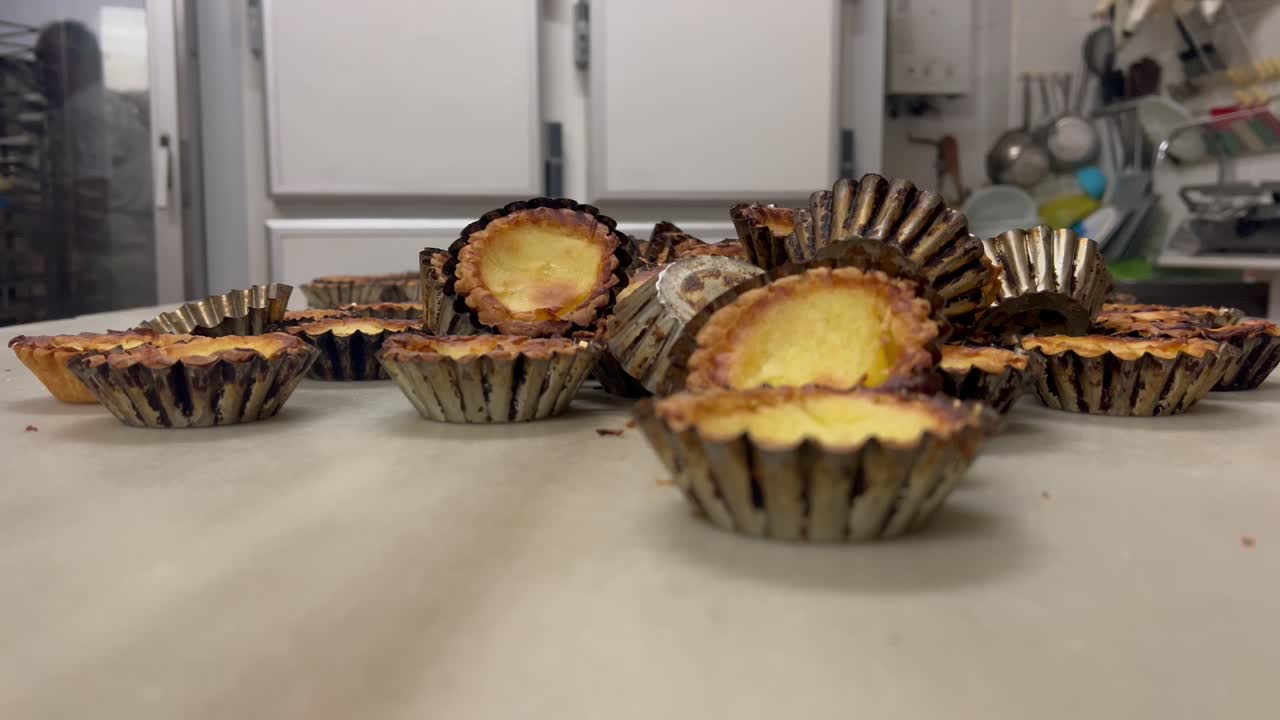Scena di una pasticceria tradizionale che prepara cupcake artigianali. Spagna.