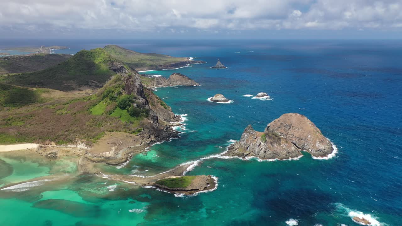 vista de un avión no tripulado de la playa de sueste del archipiélago de fernando de noronha, brasil