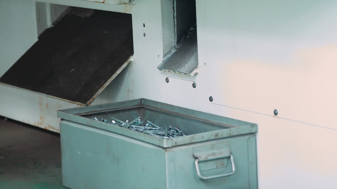 los espacios en blanco de metal terminados salen después de la máquina de estampado. espacios en blanco de metal