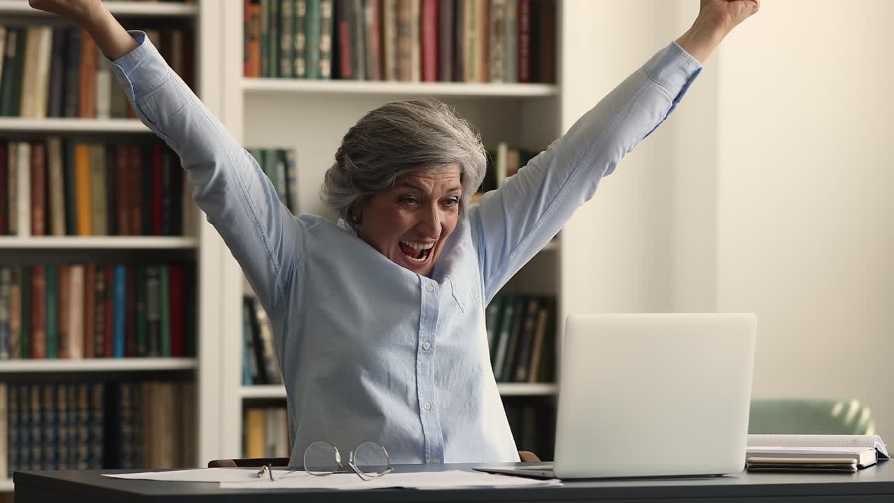 una mujer mayor leyó grandes noticias se sintió muy contenta parece muy feliz