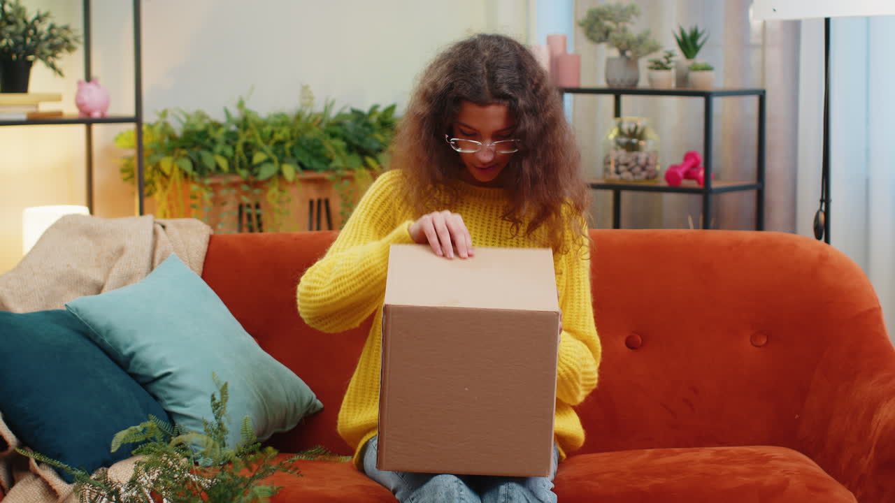 niña feliz compradora desempaquetando cajas de cartón entrega de paquetes compras en línea compra en casa