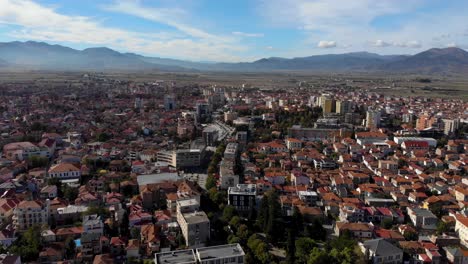 pequeño pueblo de korca con callejones tranquilos y hermosas casas en la mañana de otoño