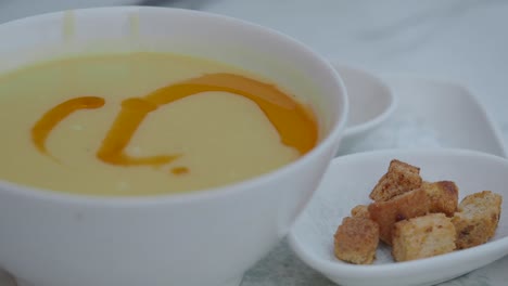 sopa cremosa con croutones