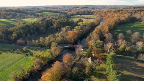 Otoño-Valle-Del-Río-Hojas-De-Naranja-Puente-Cubierto-Drone