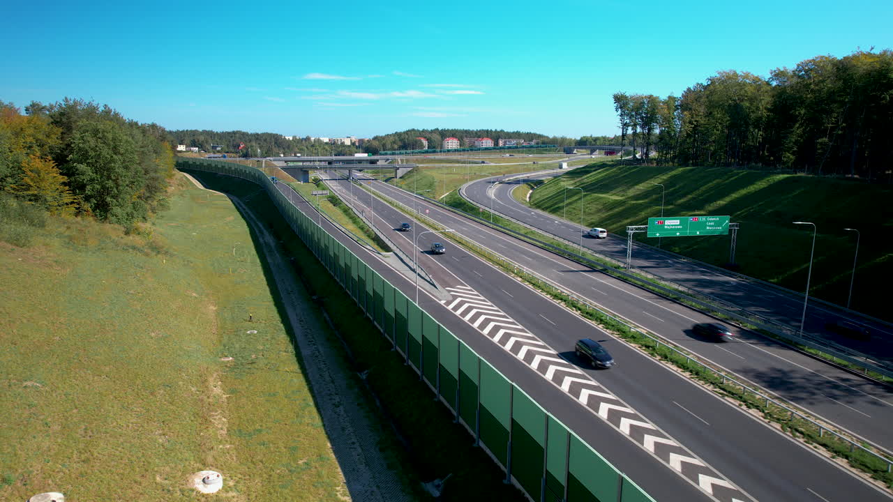 coches conduciendo rápido en una autopista en un día soleado