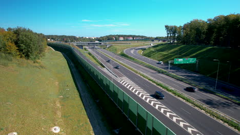 auto's rijden snel op een snelweg op een zonnige dag