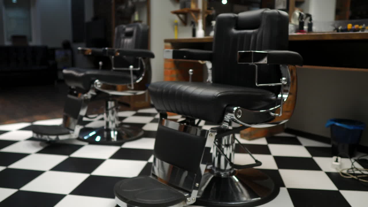 Autentisk herreklipp. Barbersalong i retrostil. Steadicam-opptak.