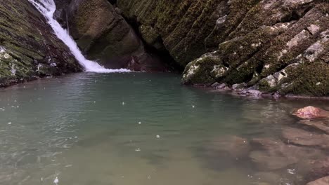 Cascada-Paisaje-Natural-En-Irán-Flujo-De-Agua-Dulce-En-Un-Lago-Natural-Piscina-En-Bosques-Profundos-Bosque-De-Hircanian-Paisaje-De-La-Naturaleza-Hermosa-Toma-Panorámica-De-Una-Fuente-De-Agua-Potable-En-La-Naturaleza-Senderismo