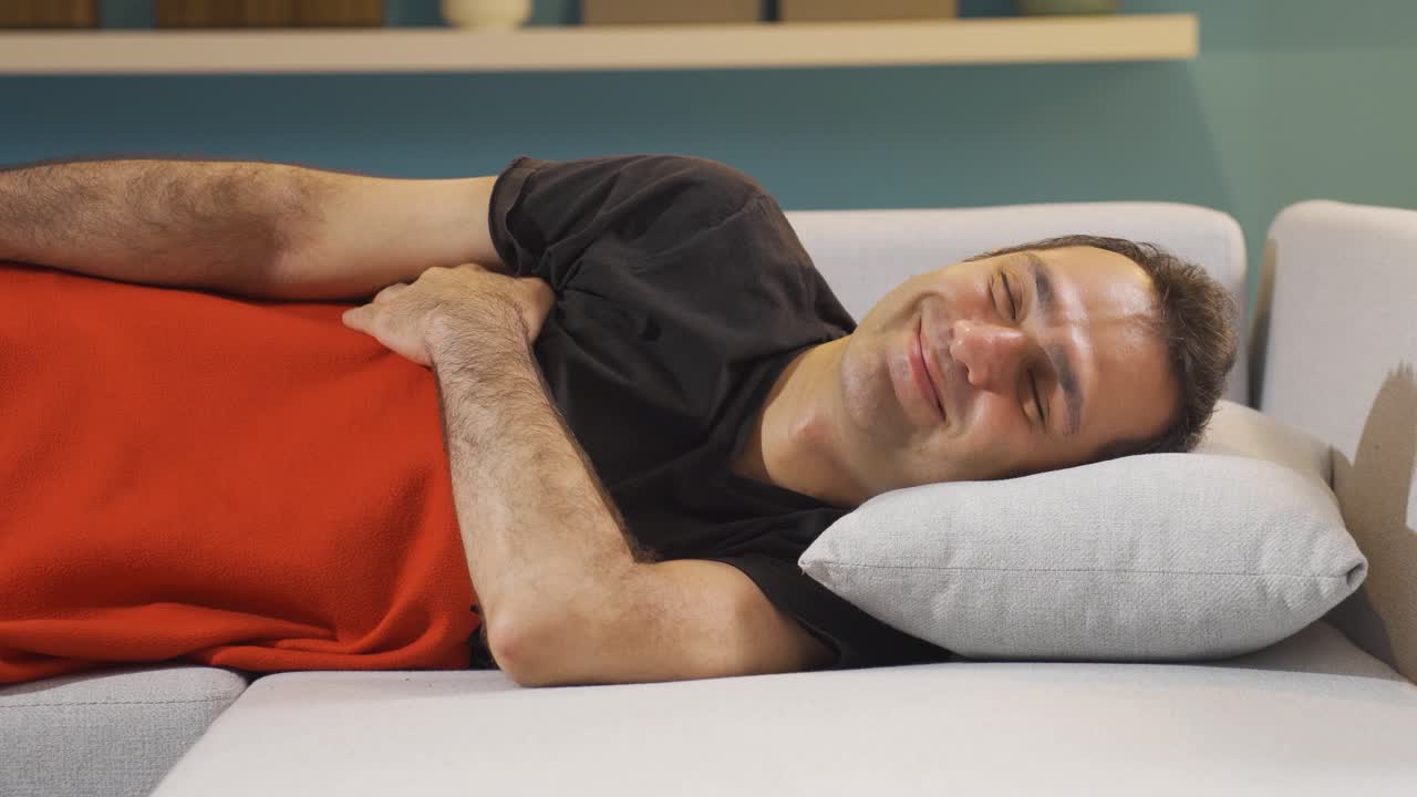 hombre sonriendo mientras duerme.