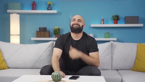 hombre asintiendo con la cabeza de manera positiva.
