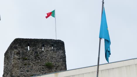 Vista-Estática-De-La-Bandera-De-Portugal-Ondeando-Al-Viento-En-Vinhais,-Braganza,-Portugal