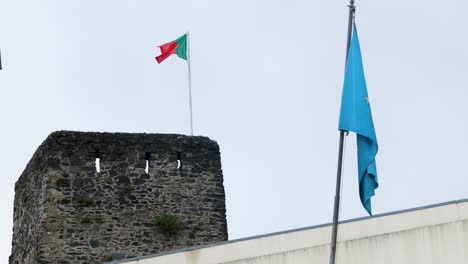 vista estática de la bandera portuguesa soplando en el viento en vinhais, braganza, portugal