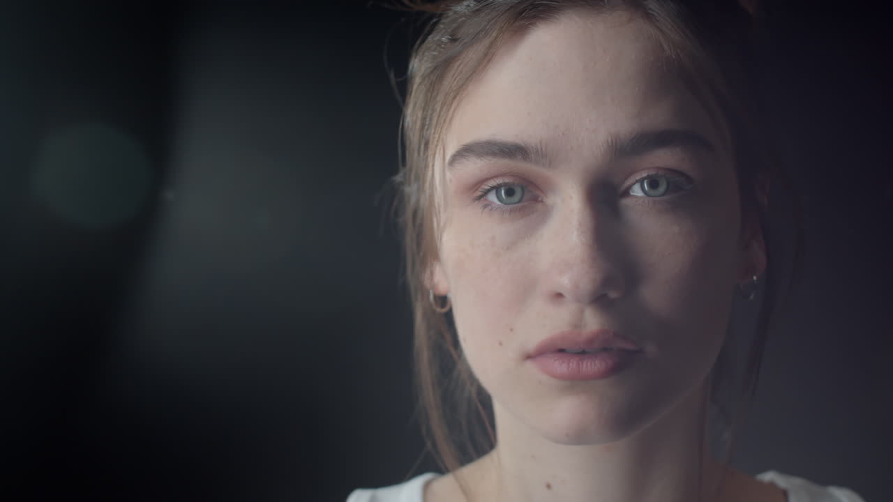 retrato de una hermosa joven contra un fondo oscuro