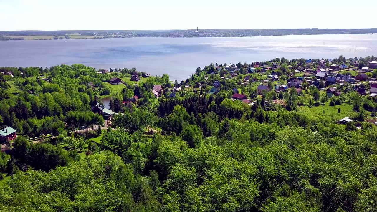 강 과 숲 에 인접 한 시골 마을 의 공중 사진