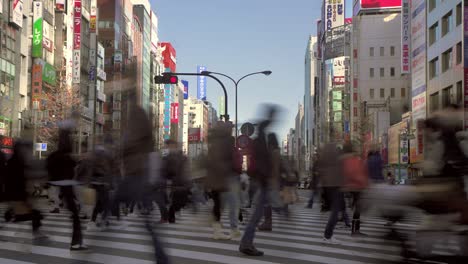 Slow-Shutter-of-Crowd-Crossing-the-Road