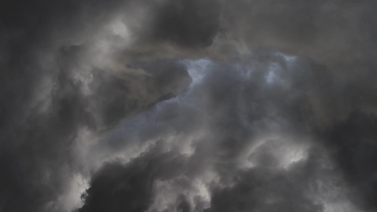 4k de fondo la belleza de las tormentas eléctricas en el cielo oscuro