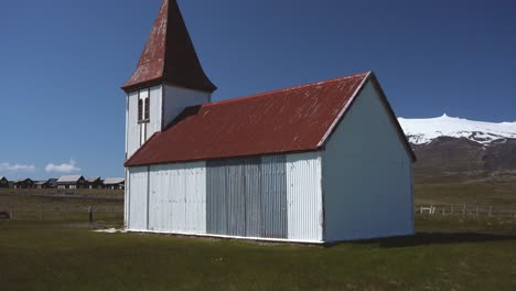 antigua iglesia islandesa mostrada desde diferentes ángulos