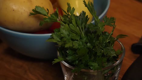 ternera bourguignon, especias cortadas, cilantro