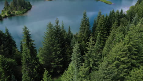 Vista-Aérea-Rápida-Con-Dron-Del-Valle-De-Montaña-Y-El-Lago-Turquesa