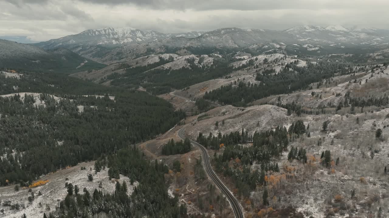 vista panorámica de la carretera de las montañas de colorado en los estados unidos