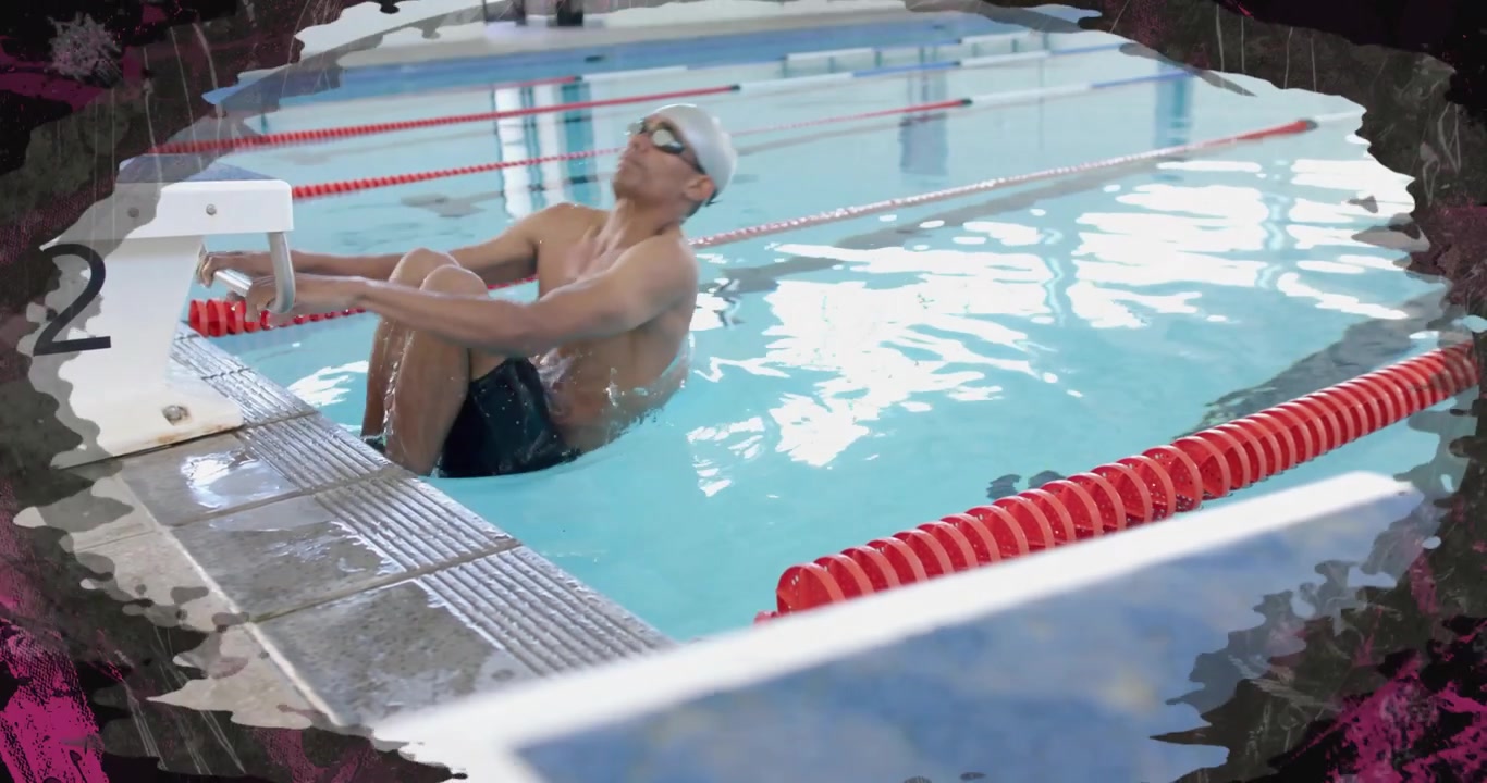 Nadador agarrando el bloque de salida, apoyando los pies y empujándose, lanzándose de espalda, comenzando la natación deportiva.
