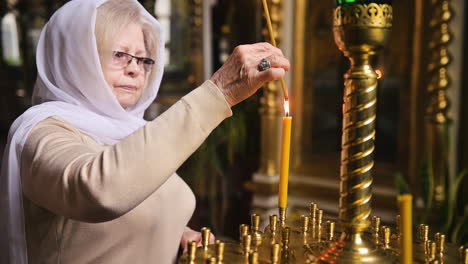 alte frau in der kirche