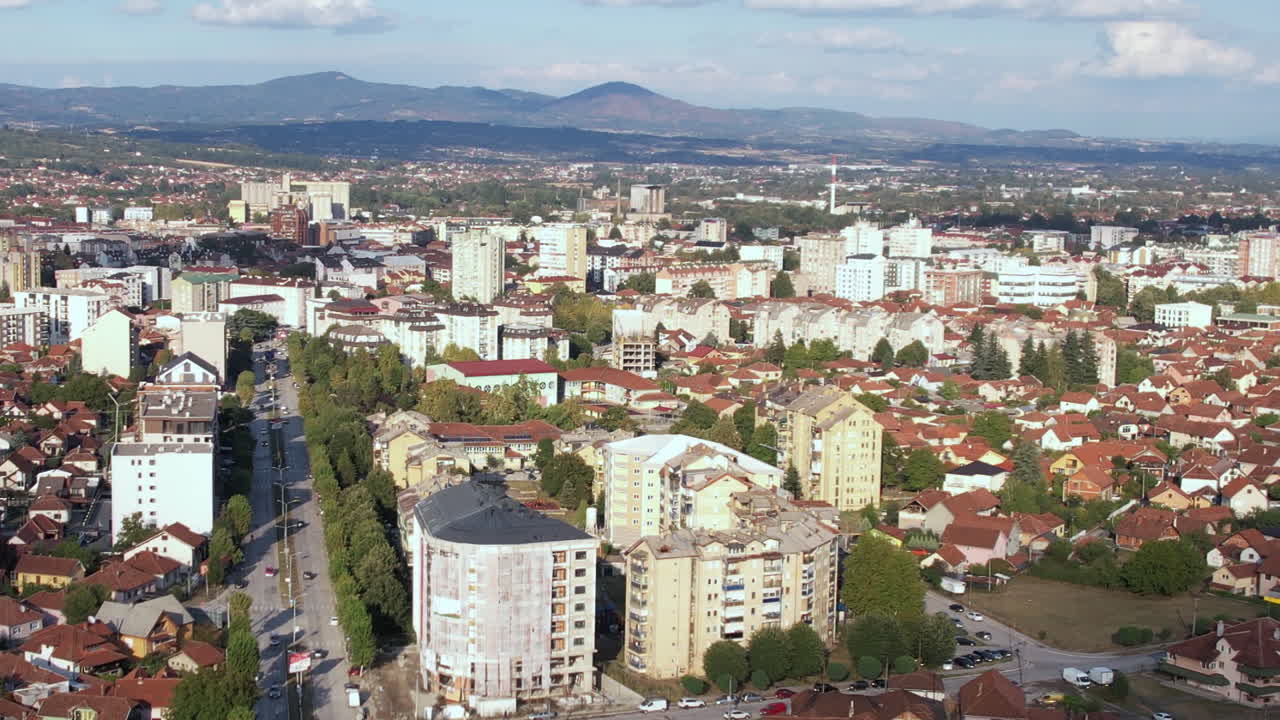 vista aérea de una ciudad con montañas en el fondo