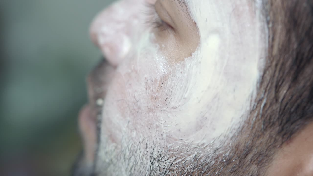 Uomo con una maschera facciale
