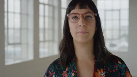 retrato de una joven mujer caucásica que se ve en serio a la cámara elegante mujer excéntrica en el apartamento