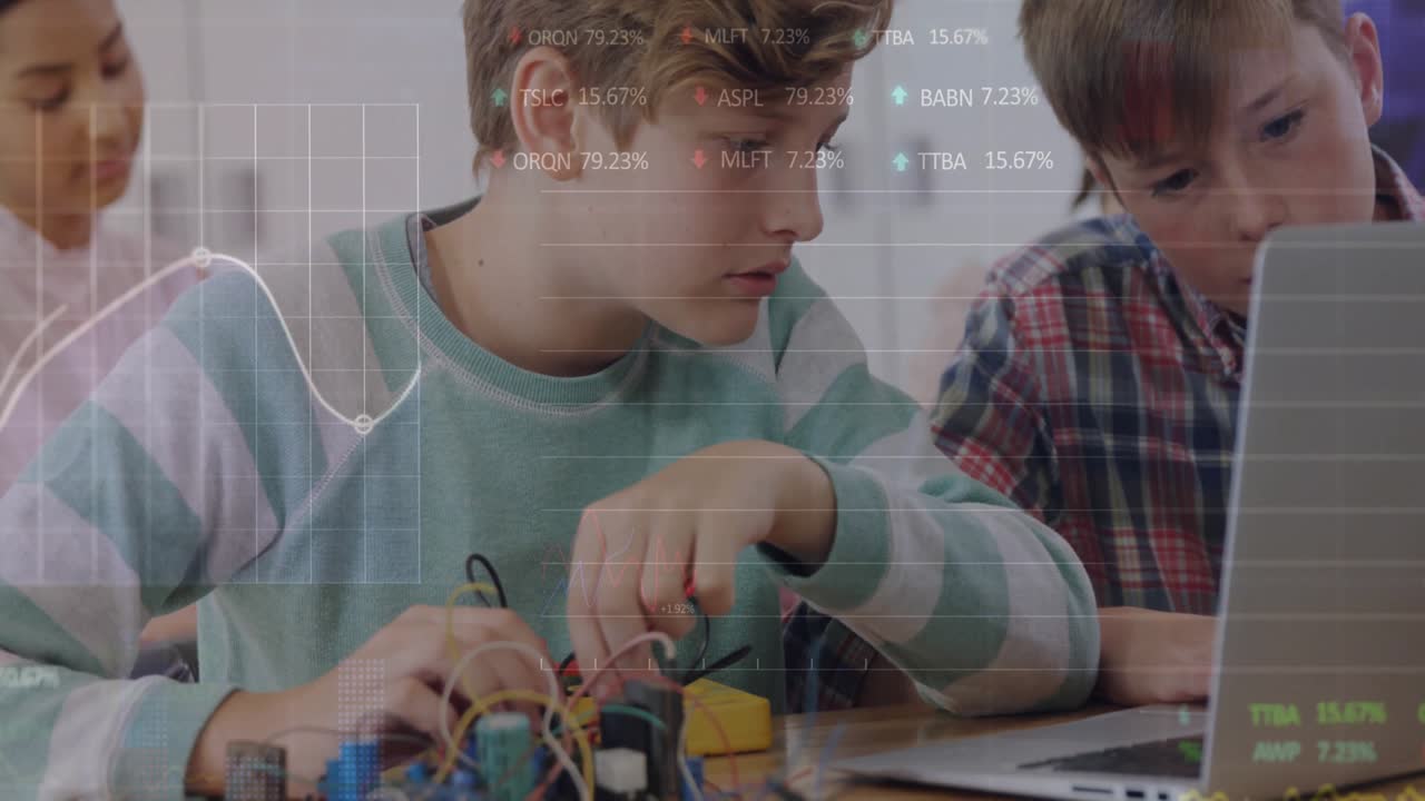 Teman sekelas menghubungkan kabel di meja kelas teknologi, mengetik perintah, dan memantau overlay data sensor.