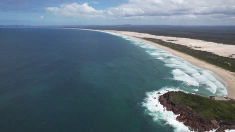 Playa-De-Wanderrabah-O-Playa-De-Jimmys,-Lugar-Aborigen-De-Dark-Point-En-Nueva-Gales-Del-Sur,-Australia---Toma-Aérea-De-Drones