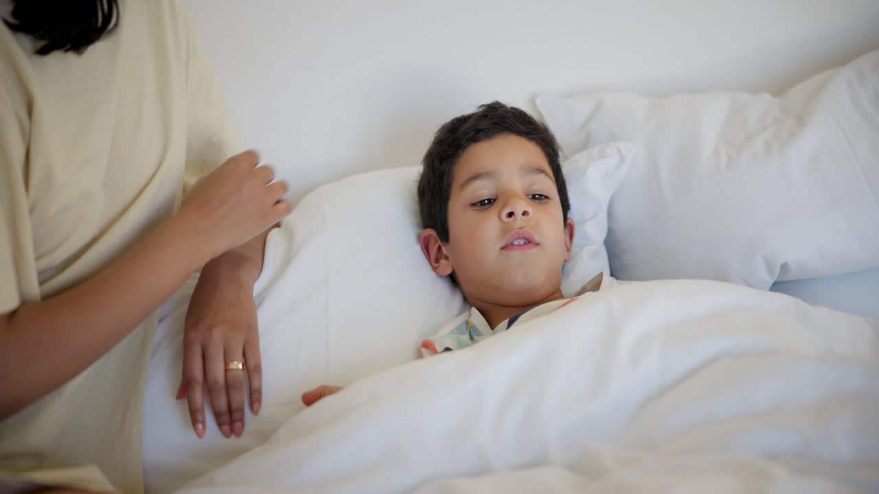 어머니가 아이의 체온을 확인하고 있습니다.