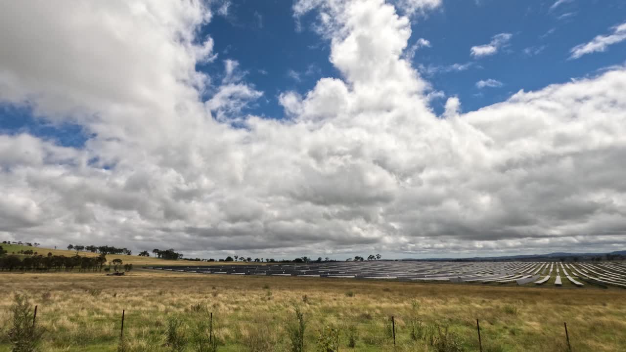 평화로운 시골 풍경 위로 이동하는 구름의 시간 간격