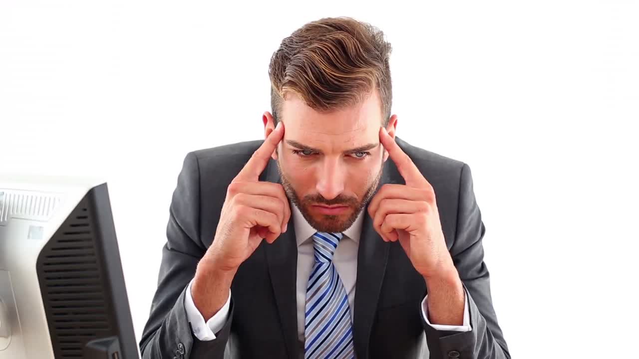 un hombre de negocios serio que tiene dolor de cabeza en su escritorio